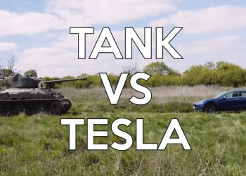 98 Yaşındaki Bir Savaş Gazisi, Tesla'yı Tankla Ezdi (Video)