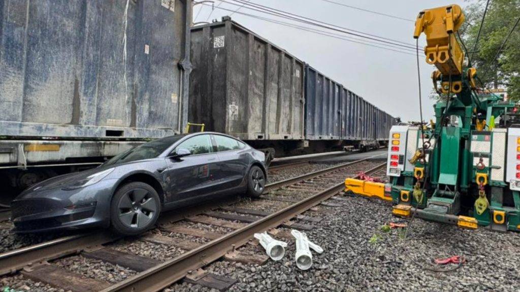 Otonom Sürüşteki Tesla'ya Tren Çarptı