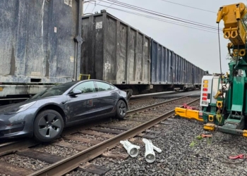 Otonom Sürüşteki Tesla'ya Tren Çarptı
