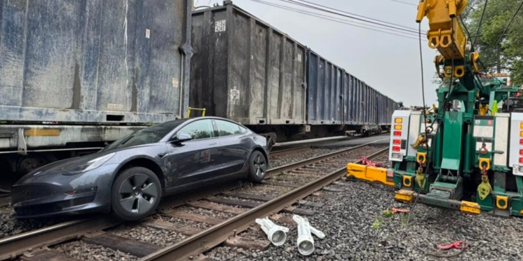 Otonom Sürüşteki Tesla'ya Tren Çarptı
