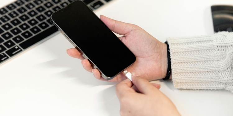 Telefon Şarjdayken Kullanmak Zararlı mı?