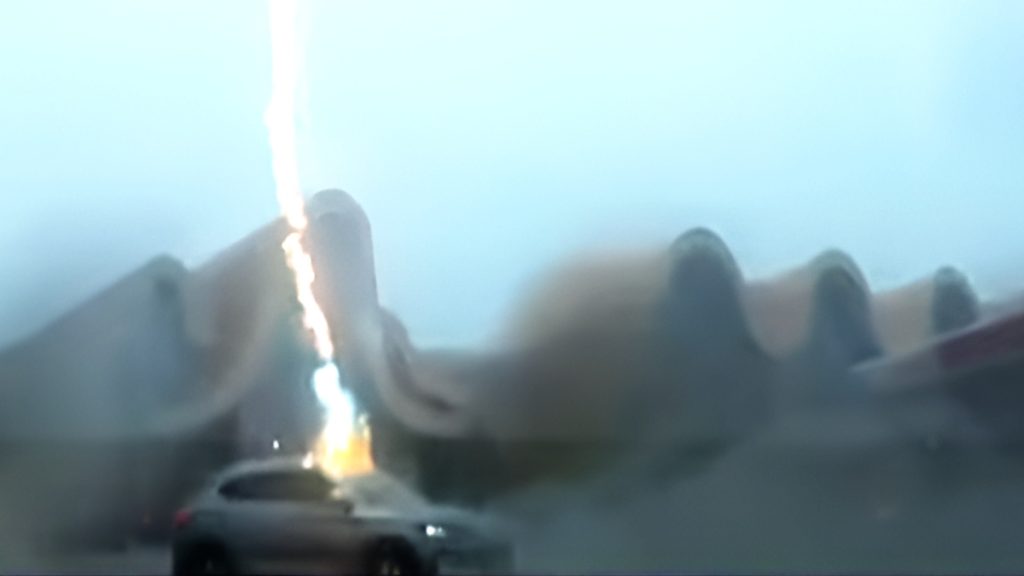 3 Yıldırım Çarpan Elektrikli Araç Hiç Hasar Almadı