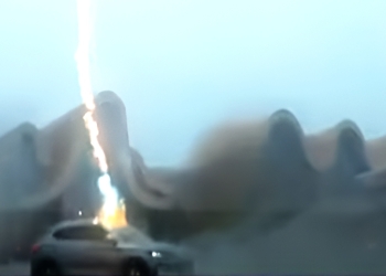 3 Yıldırım Çarpan Elektrikli Araç Hiç Hasar Almadı