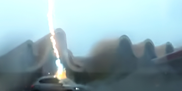 3 Yıldırım Çarpan Elektrikli Araç Hiç Hasar Almadı