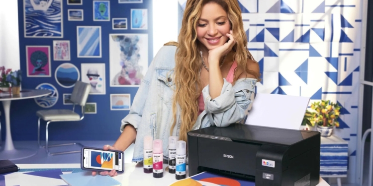 Epson, Shakira'yla Birlikte Okula Dönüş Kampanyasını Başlattı