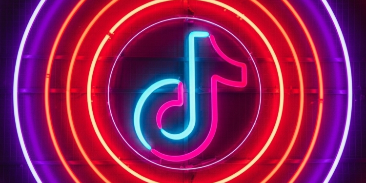 TikTok'un Topluluk Kuralları Güncelleniyor: Yayınlar, AI ve Dahası