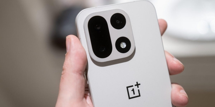 OnePlus 15 Pil Performansıyla Rakiplerini Solluyor