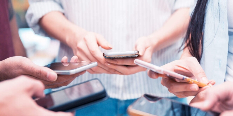 Hindistan’da Satılan Her Telefona Silinemeyen Devlet Uygulaması Geliyor