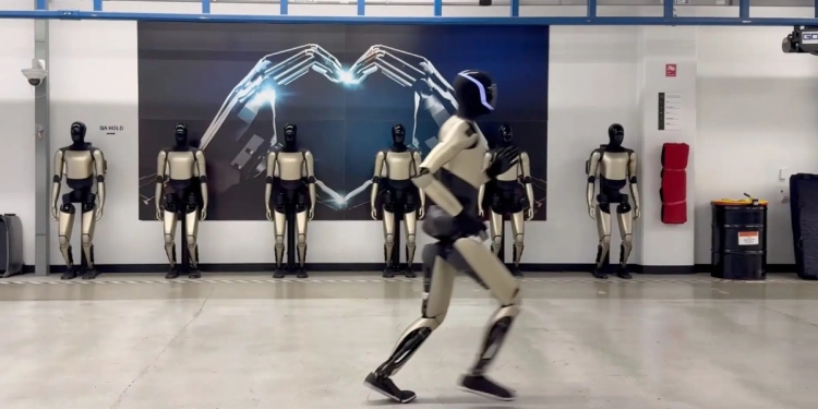 Elon Musk’ın Optimus Robotu Artık Koşabiliyor