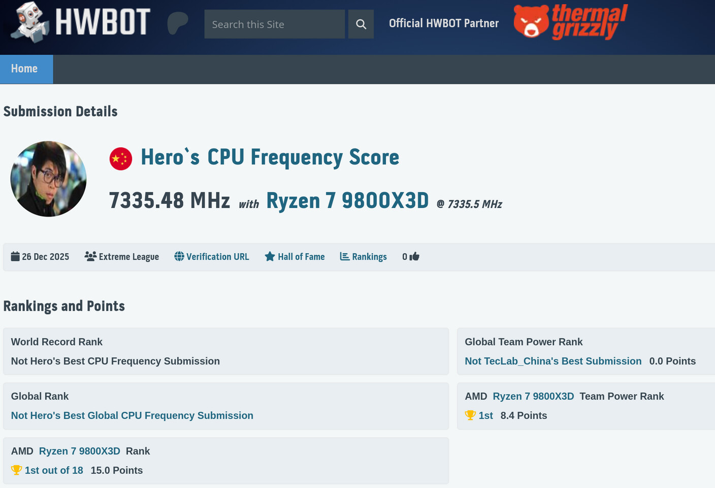 Colorful, performans meraklılarının yakından takip ettiği hız aşırtma sahnesinde dikkat çekici bir başarıya imza attı. Şirket, AMD imzalı Ryzen 7 9800X3D işlemciyi ekstrem soğutma altında 7.33 GHz seviyesine taşıyarak resmi dünya rekorunu kırdığını duyurdu.
Ryzen 7 9800X3D ile Gelen Rekorun Detayları
Kırılan rekor, HWBot veritabanında overclock dünyasında tanınan “Hero” takma adlı kullanıcı tarafından kayda geçirildi. Testlerde işlemci 7.335,48 MHz hızına ulaşarak önceki 7.313 MHz’lik rekoru geride bıraktı. Aradaki fark küçük görünse de bu seviyelerde birkaç megahertz bile büyük bir teknik başarı anlamına geliyor.
Bu sonucun elde edilmesinde sıvı azot soğutmanın payı oldukça büyük. İşlemci, normal kullanımda mümkün olmayan aşırı düşük sıcaklıklarda çalıştırılarak sınırlarının çok ötesine taşındı. Bu tür denemeler, günlük kullanım veya oyun performansını temsil etmese de donanımın teorik kapasitesini göstermesi açısından önem taşıyor.
Ryzen 7 9800X3D’nin 3D V-Cache yapısı nedeniyle hız aşırtmaya çok elverişli olmadığı sıkça dile getiriliyordu. Ancak bu rekor, doğru anakart, güçlü VRM tasarımı ve agresif soğutma çözümleriyle bu algının kırılabileceğini ortaya koymuş oldu. Colorful’un iGame X870E Vulcan OC modeli de bu noktada vitrine çıkmış durumda.
Colorful Ryzen 7 9800X3D’yi 7.33 GHz’e Çıkararak Dünya Rekoru Kırdı
