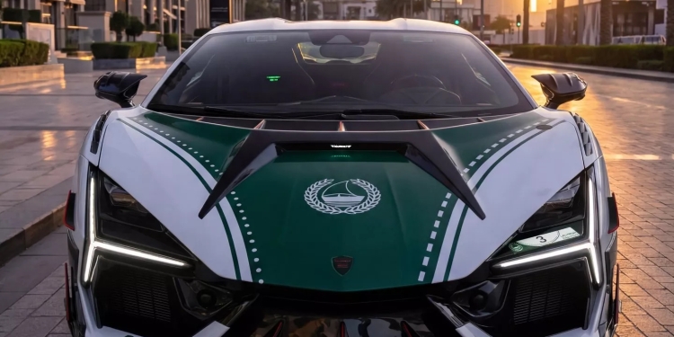 Dubai Polisi 1.001 Beygirlik Canavarla Devriyede