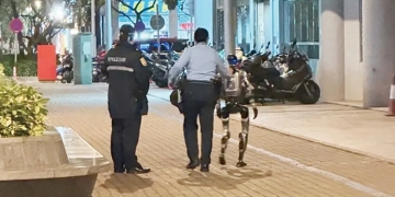 Çin’de İnsanları Korkutan Robota Polisler Müdahale Etti