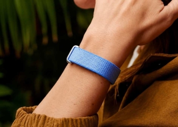 Ekranı Olmayan Akıllı Bileklik Fitbit Air Tanıtıldı