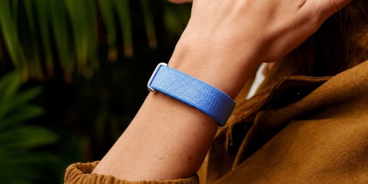 Ekranı Olmayan Akıllı Bileklik Fitbit Air Tanıtıldı