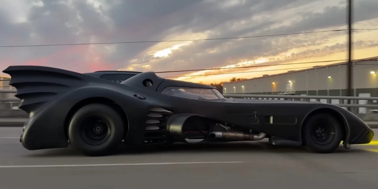 1.000 Beygirlik Batmobile Trafiğe Çıktı, Ortalık Karıştı