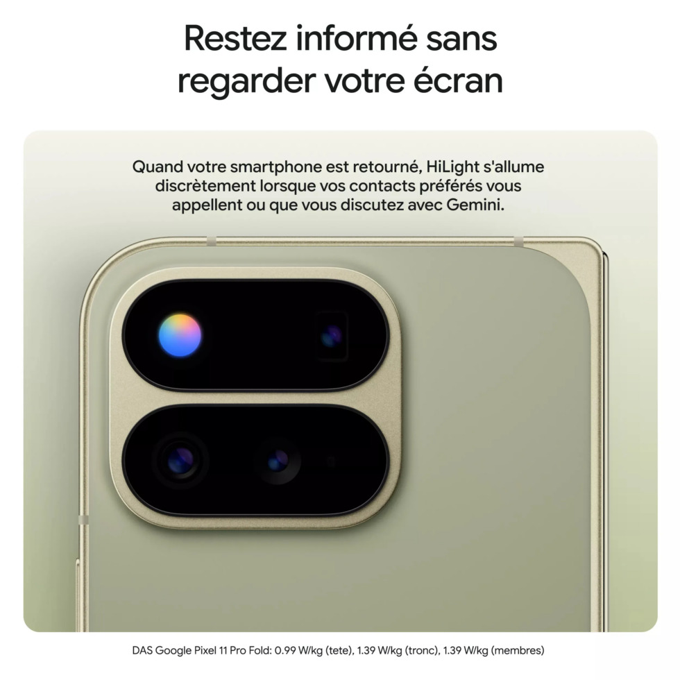 HiLight, Google’ın Pixel 11 serisinde donanım tarafındaki en dikkat çekici yeniliklerden biri olmaya hazırlanıyor. Daha önce “Pixel Glow” adıyla anılan özellik, yeni sızıntıyla birlikte farklı bir isimle ortaya çıktı. Pixel 11 Pro Fold’un kamera modülünde görülen LED, klasik bildirim ışıklarını Gemini entegrasyonuyla modern bir biçimde geri getirecek gibi duruyor.
HiLight Ne İşe Yarayacak?
Sızdırılan tanıtım görseline göre HiLight, telefon ekranına bakmadan bazı gelişmelerden haberdar olmayı sağlayacak. Telefon yüzüstü dururken belirlediğiniz favori kişiler aradığında arka taraftaki LED yanabilecek. Aynı ışığın Gemini ile konuşurken veya etkileşim kurarken de farklı biçimlerde devreye girmesi bekleniyor.
Bu sistem aslında eski Android telefonlardaki RGB bildirim LED’lerinin modern bir yorumu gibi. Yıllar önce küçük ışıklar cevapsız çağrı, mesaj veya uygulama bildirimi geldiğinde farklı renklerde yanabiliyordu. HiLight’ın mesajlar ve üçüncü taraf uygulamalar için de kullanılabileceği ise henüz doğrulanmış değil.
Pixel 11 Pro Fold’daki tasarım da bu özelliğe göre değiştirilmiş görünüyor. Kamera çıkıntısı önceki modele göre daha küçük ve flaş için sağ tarafta ayrı bir bölüm bulunmuyor. Sızıntıya göre HiLight aynı zamanda kamera flaşı ve el feneri görevlerini de yerine getirecek, ancak standart beyaz ışığın yanında farklı renkler üretebilecek.
Gemini bağlantısı ise Google’ın diğer yeni cihazlarıyla uyumlu bir yaklaşım gösteriyor. Şirketin Gemini odaklı Google Home Speaker modelinde ışıklı bir halka bulunurken yaklaşan Googlebook dizüstü bilgisayarlarda da Glowbar isimli benzer bir sistemin yer alması bekleniyor. Bu ışıkların yapay zeka ile etkileşim sırasında görsel geri bildirim sağlaması amaçlanıyor.
HiLight’ın en büyük dezavantajı ise telefonun arkasında bulunması. Özelliğin bildirim tarafında işe yaraması için cihazın genellikle ekranı aşağı bakacak şekilde bırakılması gerekecek. Yine de HiLight, Pixel 11 serisinin tasarım açısından çok büyük değişiklikler geçirmediği düşünüldüğünde yeni modellerin en ayırt edici özelliklerinden biri olabilir.